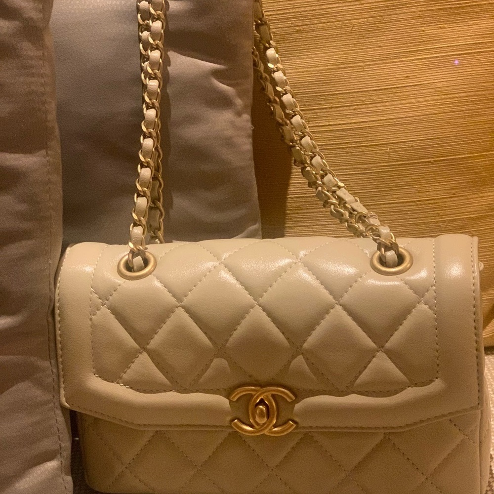 Absolutely stunning authentic, rare nude Chanel purse, with zipper and pockets